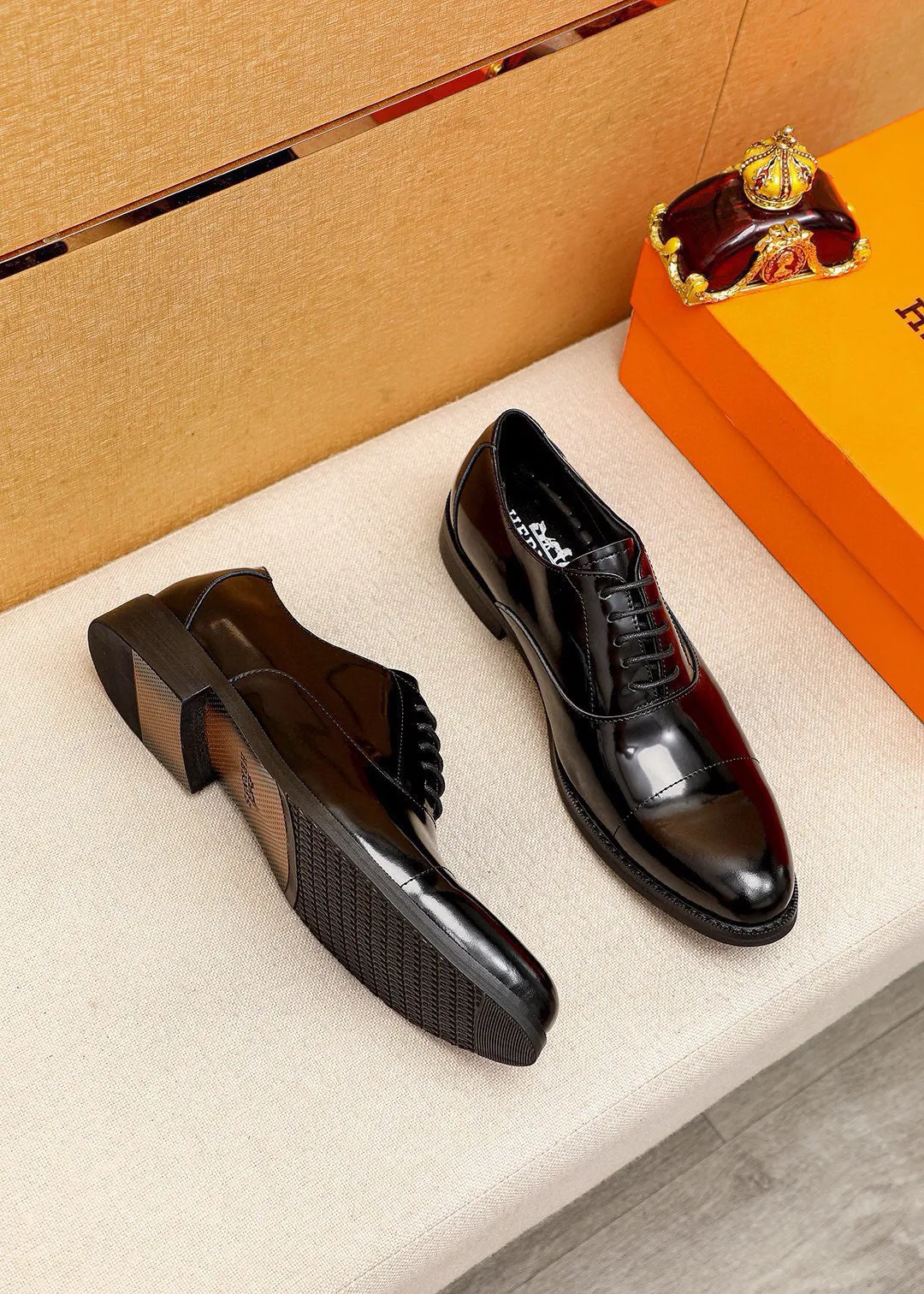Men's shoes 💰460💐 Product trademark: HERMES "Hermès" business leather shoes Regular size: 38-44 (45🉑️customized) Product materials: Selected imported first-layer open-edge beaded calfskin upper, imported water-dyed 🐂 cowhide lining. Strong three-dimensional visual effect, non-slip and wear-resistant combination outsole Color: 2⃣️colors available